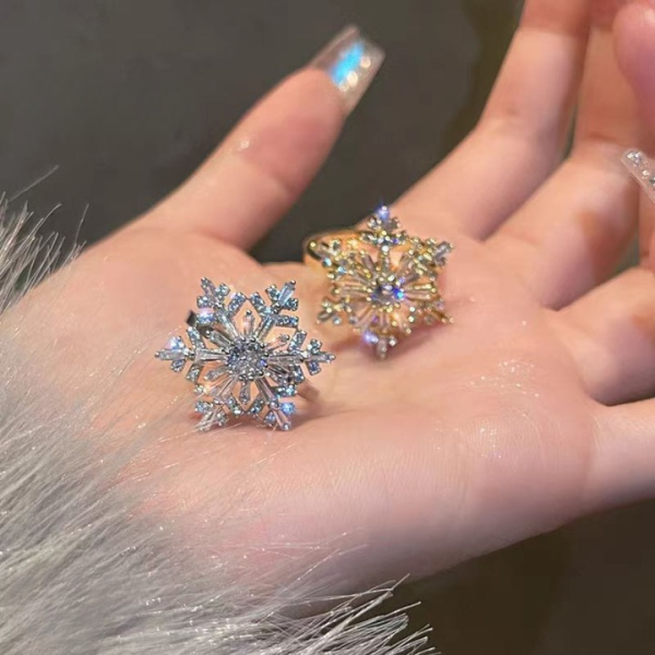 Sparkling Flower Rotating Ring – Adjustable Elegant Spinning Ring for Women | Royal Martz