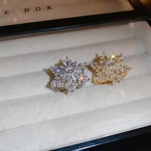 Sparkling Flower Rotating Ring – Adjustable Elegant Spinning Ring for Women | Royal Martz